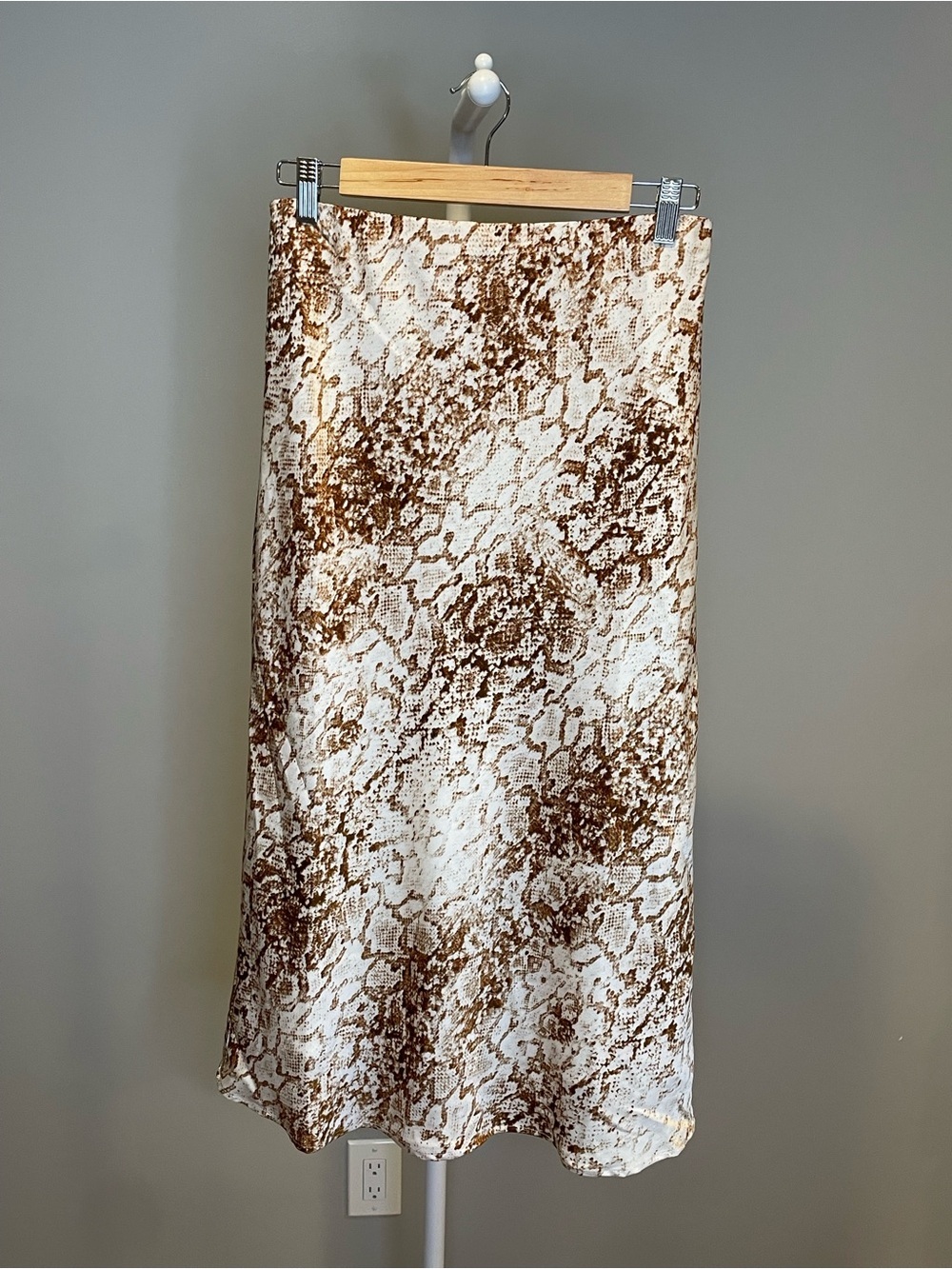 Wayf Cream and Brown Snake-Print Midi Skirt NWT - Medium